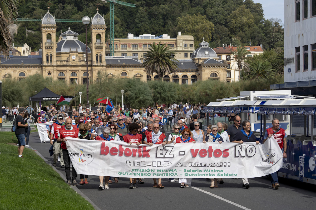Cabeza de la manifestación que ha tenido lugar en Donostia. (Iñigo URIZ/FOKU)