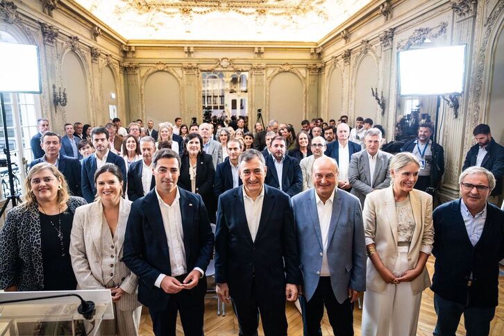 Representantes jeltzales muestran su alegría por la devolución del edificio de la avenida Marceau, en París.