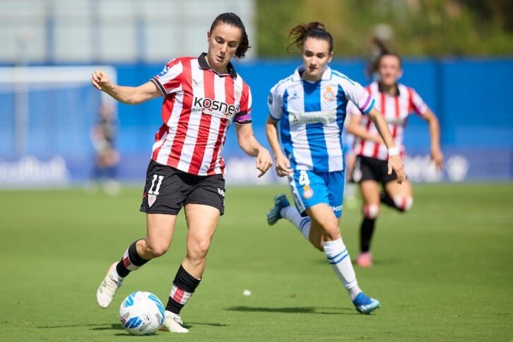 Azkona se lleva el balón ante Amaia en el partido de Liga F entre Athletic y Espanyol disputado en la Ciudad Deportiva Dani Jarque.