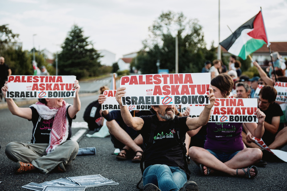 Martxa muga administratibora heldu denean Santiago Zubia moztu dute ekintzaileek ordu erdiz. Martxa muga administratibora heldu denean Santiago Zubia moztu dute ekintzaileek ordu erdiz.