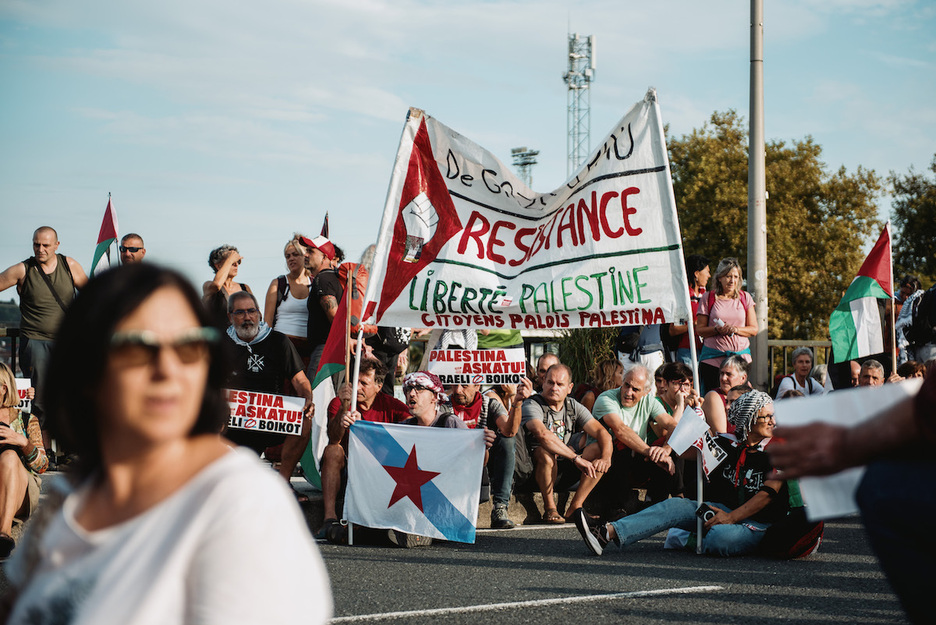 Bederatzi eta erdiak aldera iritsi dira ibiltariak Santiago Zubira. Yala Nafarroakoak zituzten bertan zain babesa erakusteko. Bederatzi eta erdiak aldera iritsi dira ibiltariak Santiago Zubira. Yala Nafarroakoak zituzten bertan zain babesa erakusteko.