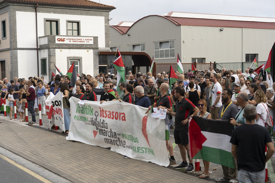 Aitzinetik, Irunen, CAF enpresan elkarretaratzea egin dute behingoz Israelekin harremanak eten ditzala exijitzeko. Aitzinetik, Irunen, CAF enpresan elkarretaratzea egin dute behingoz Israelekin harremanak eten ditzala exijitzeko.