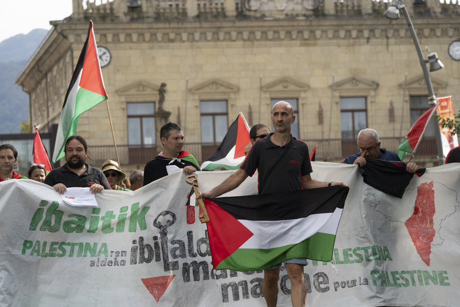 Irungo Udalaren aurrean ere egin zuten geldialdia. Irungo Udalaren aurrean ere egin zuten geldialdia.