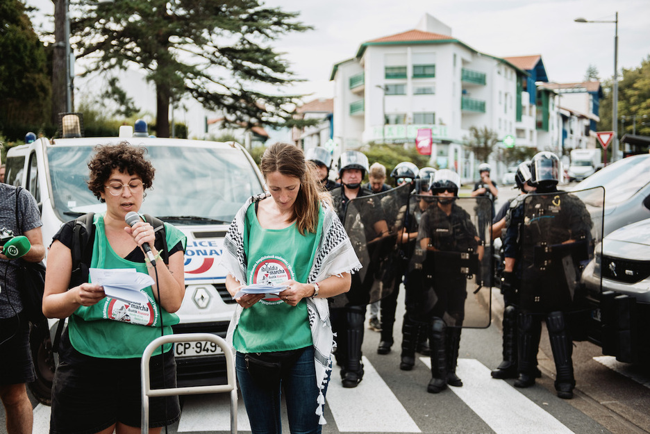 Ekintzaileak Hendaian, poliziak gibelean dituztela. Ekintzaileak Hendaian, poliziak gibelean dituztela.