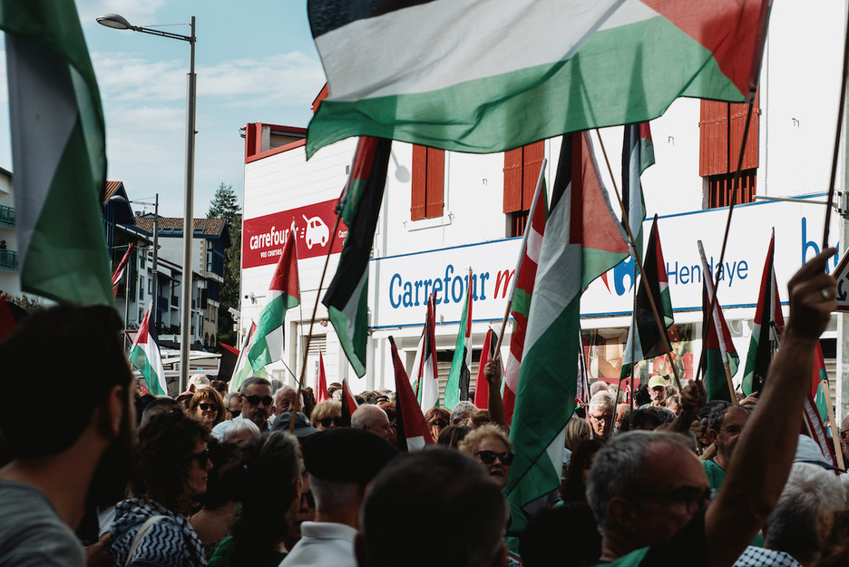 Boikota eskatu dute Carrefourrentzat, Israelekin dituen merkataritza harremanak eten arte. Boikota eskatu dute Carrefourrentzat, Israelekin dituen merkataritza harremanak eten arte.