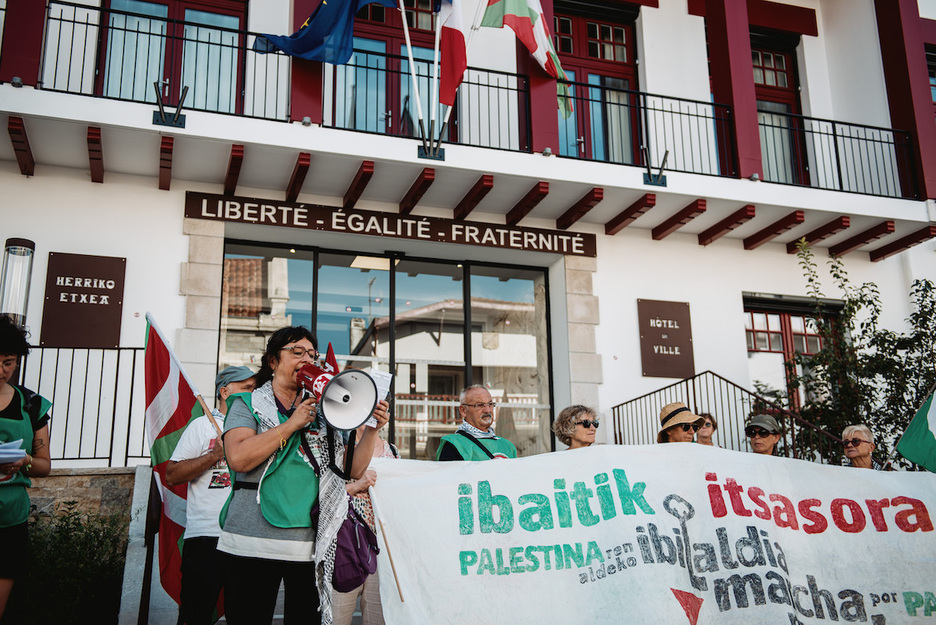 Hendaiako Udaletxearen aitzinean erakundeen engaiamendua eskatu dute Israelekin mota guztietako erlazioak eteteko. Hendaiako Udaletxearen aitzinean erakundeen engaiamendua eskatu dute Israelekin mota guztietako erlazioak eteteko.