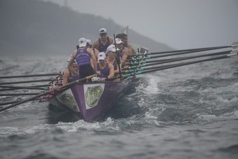 Donostiarrako eskifaia, liga erregularreko estropada batean. 
