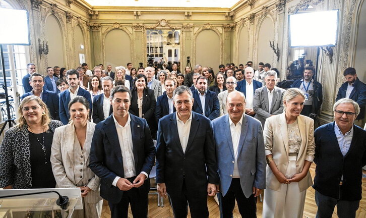 Representantes jeltzales muestran su alegría por la devolución del palacete de la avenida Marceau, en París.