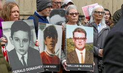 Un veterano del Ejército británico en los exteriores del tribunal.