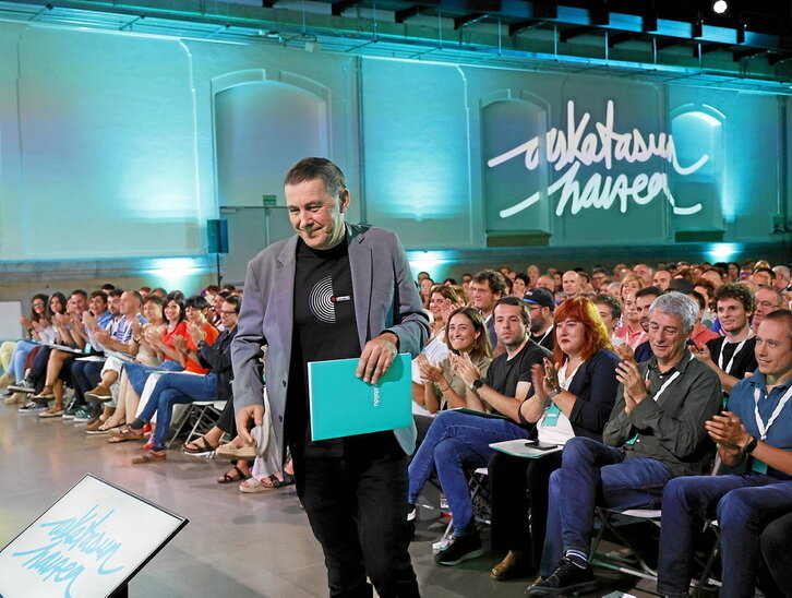 Arnaldo Otegi Mondragon, atrilera bidean, EH Bilduren Konferentzia Politikoan, atzo,   Donostiako Tabakaleran.