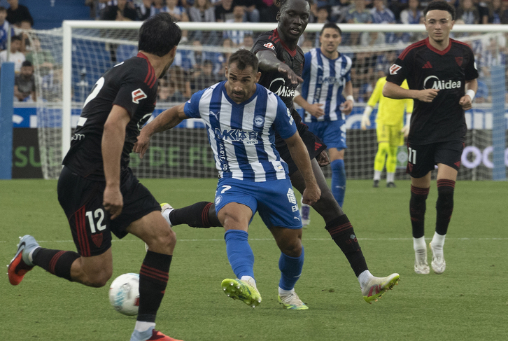 Jonny, rodeado de jugadores sevillistas.