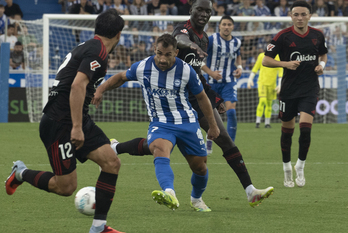 Jonny, rodeado de jugadores sevillistas.