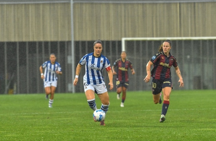 Eizagirre conduce el balón en el partido de Liga F disputado en Zubieta entre Real y Levante.