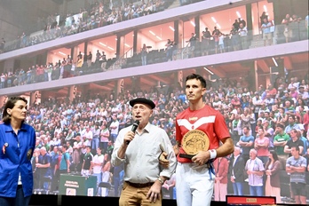 Anne Etchegoyen eta Erramun Martikorena, Urrutikoetxearen alboan. 