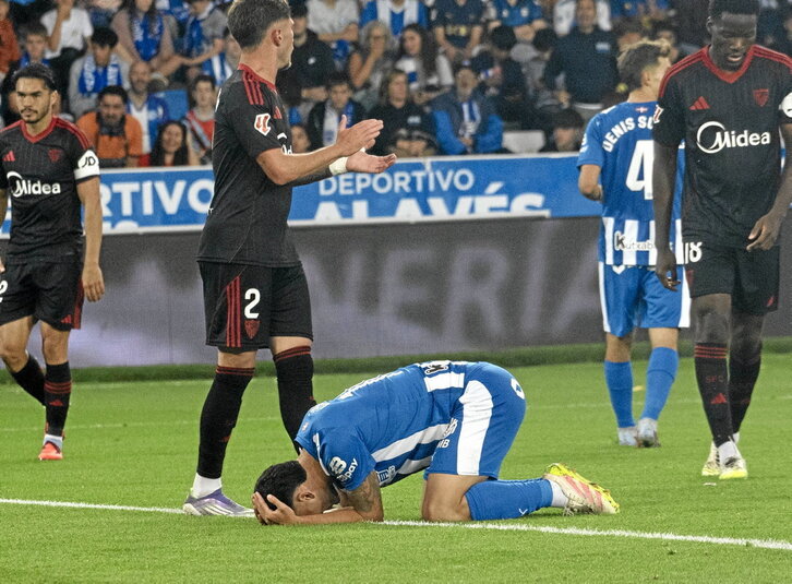 Aleñá, que no vivió su mejor partido como jugador del Alavés, se lamenta tras una ocasión fallada.