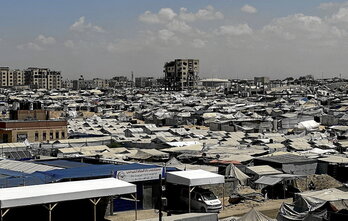 Los palestinos desplazados se refugian en tiendas de campaña improvisadas en la zona de Al-Mawasi.