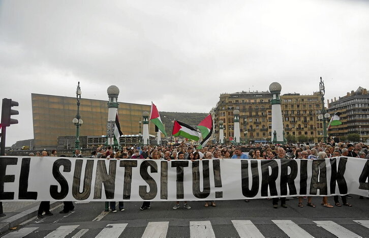 Una manifestación en apoyo al pueblo palestino recorrió ayer las calles de Gasteiz.