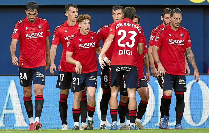 Rostros serios tras el 0-1, reflejo de que los futbolistas rojillos ya sabían que el partido se había complicado con la expulsión.