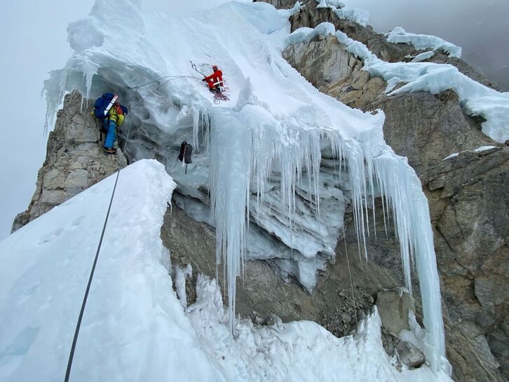 Yerupaja mendiaren bide berrian, luze zail bat gainditzen.