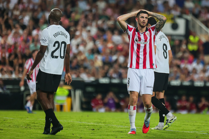 Sancet se lamenta por una ocasión desperdicada en el partido de Liga entre Athletic y Valencia en Mestalla.
