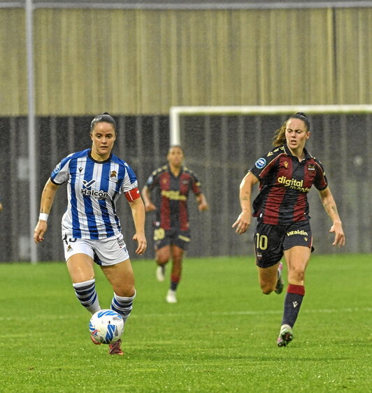 Eizagirre, autora de los dos goles txuriurdines, corre con el balón.