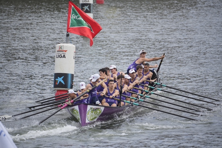 La Sotera de Santurtzi maniobra para enfilar un nuevo largo.