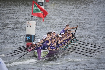 La Sotera de Santurtzi maniobra para enfilar un nuevo largo.