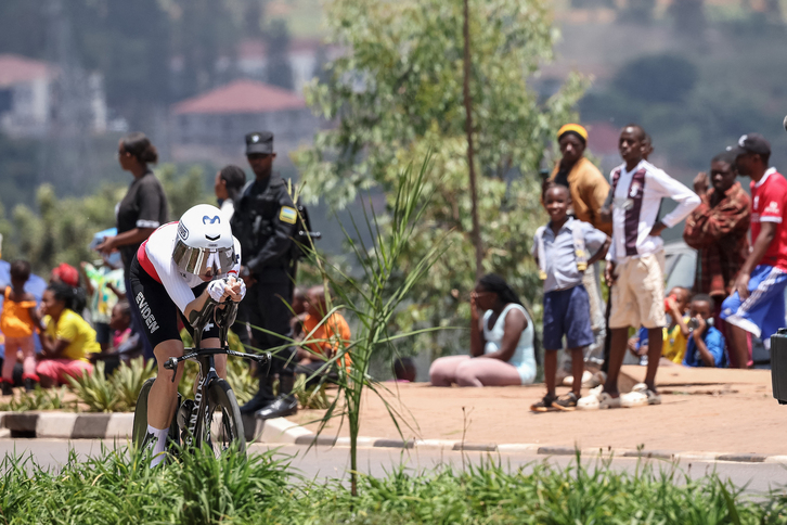 Reusser rueda por el exigente recorrido de Kigali.