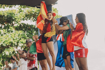 Janire Gonzalez Etxabarri, ISAko irabazlea, Espainiako banderarekin..