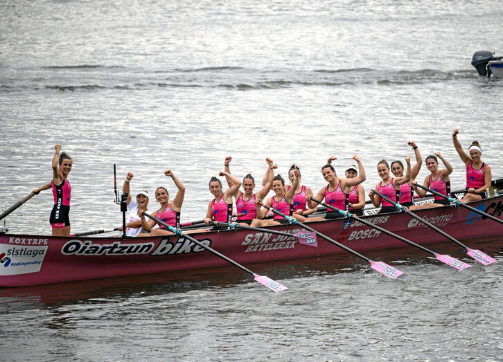 Las remeras de San Juan celebran su ascenso a la Liga Euskotren.