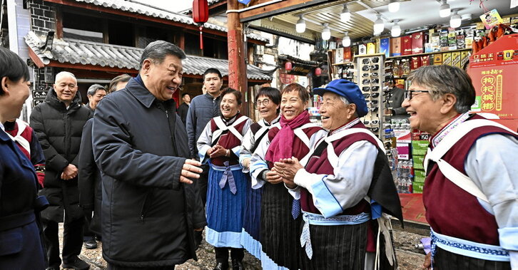 El presidente de China, Xi Jinping, charla con los residentes de la vieja ciudad de Lijiang durante una visita a la región de Yunnan.