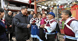 El presidente de China, Xi Jinping, charla con los residentes de la vieja ciudad de Lijiang durante una visita a la región de Yunnan.