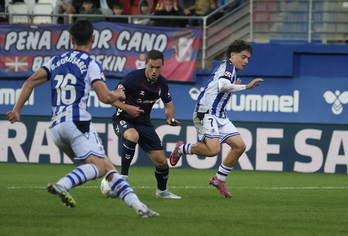 Bautista supera a Díaz para marcar el segundo gol azulgrana.