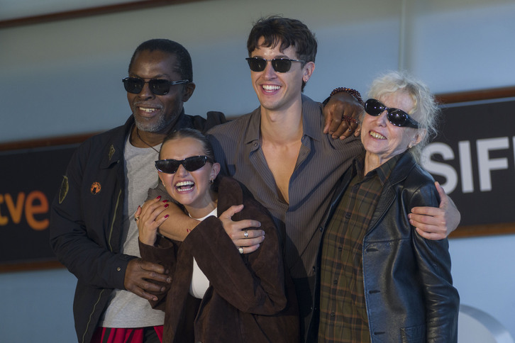 Los actores Isaach de Bankolé, Mia McKenna-Bruce y Tom Blyth con su directora Claire Denis.