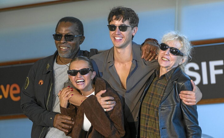 Los actores Isaach de Bankolé, Mia McKenna-Bruce y Tom Blyth con su directora Claire Denis.