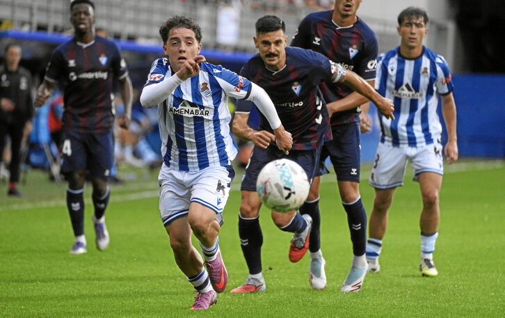 Bautista celebró la titularidad marcando.