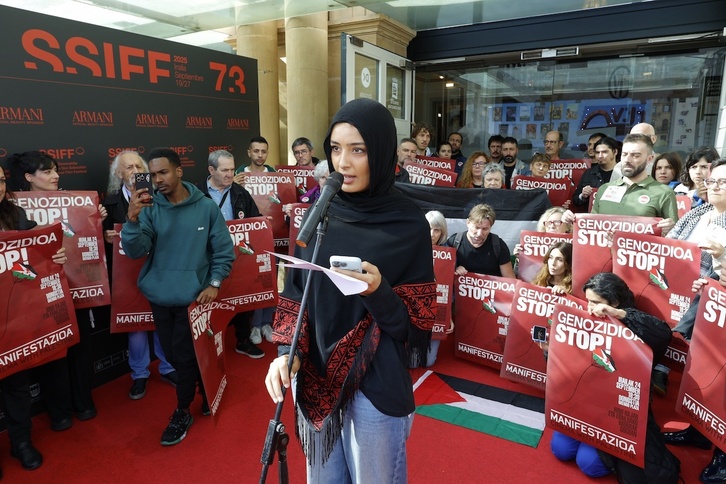 Un momento de la convocatoria para denunciar el genocidio de Gaza en Donostia este miércoles.