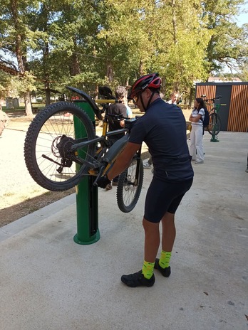 Txirrindulari bat, tresna berriak erabiltzen Lekunberrin.