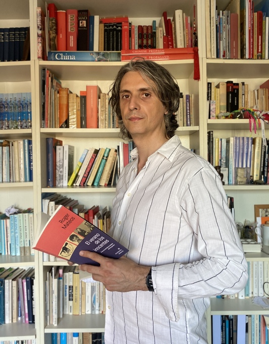 Roger Mateos, con su libro.