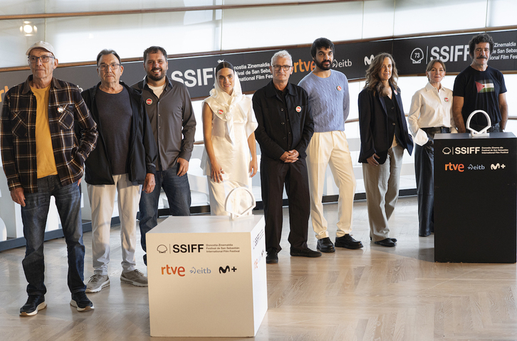 ‘Karmele’ filmeko lantaldea, Urresti-Letamendi familiako bi kiderekin batera (ezkerreko biak).