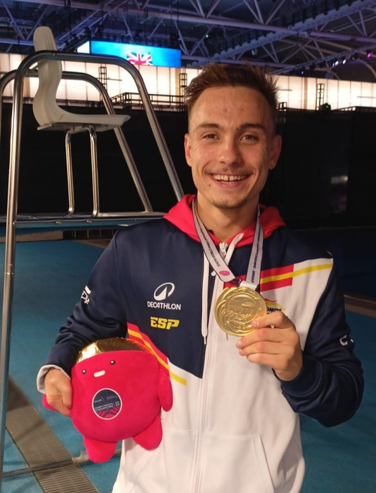 Iñigo Llopis, urrezko dominarekin, Singapurren.