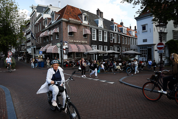 Turistas concentrados junto al museo Van Gogh.