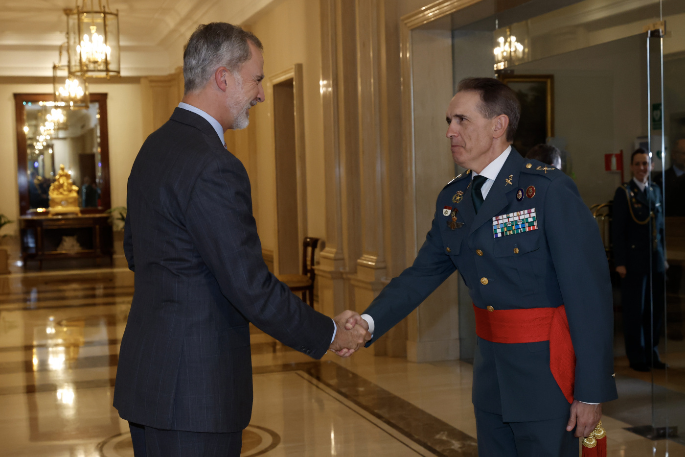 El rey español saluda en 2023 al General Pérez Turiel, a quien las defensas entienden que era el superior de Villalba. (Casa Real)