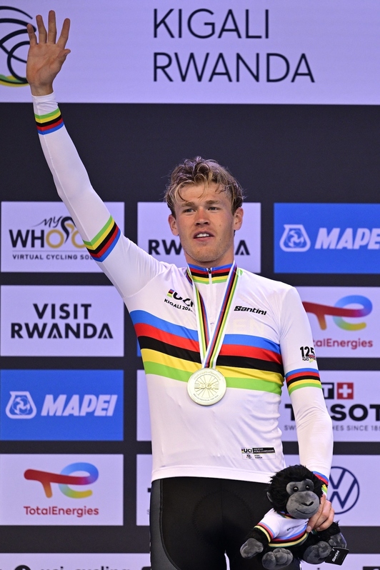 Jakob Soderqvist, en el podio con la medalla de oro y el maillot arcoíris.