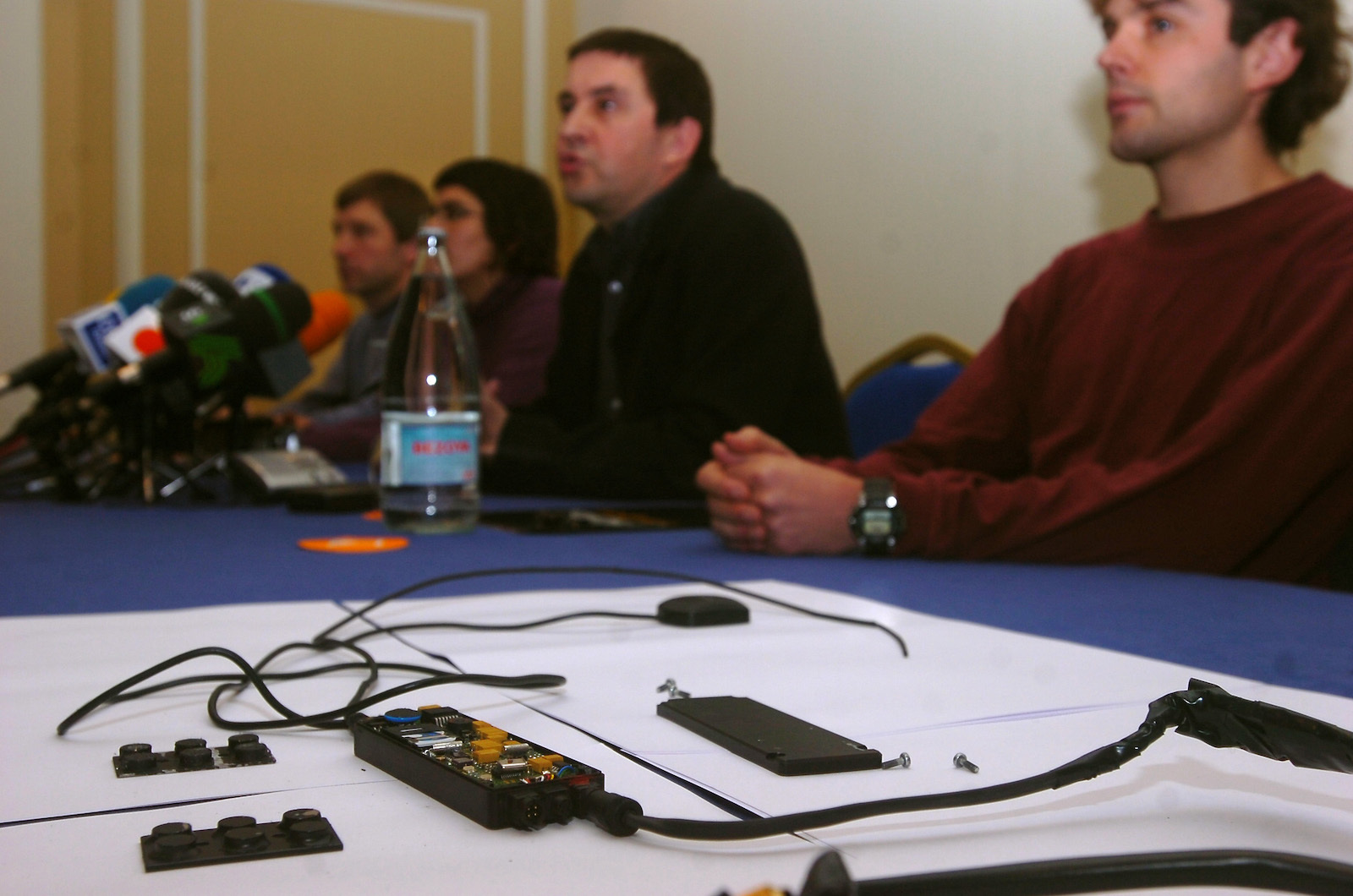 Rueda de prensa en la que la Izquierda Abertzale mostró el sistema hallado por Fano. (Monika del VALLE | FOKU)