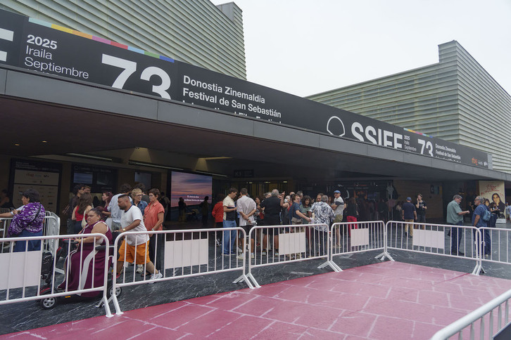 Ambiente en el exterior del Kursaal.