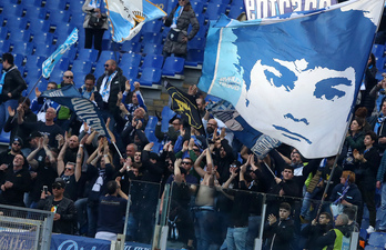 La hinchada del Spal siempre recuerda al joven víctima de la Policía.