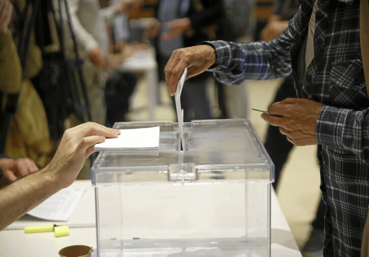 Una persona ejerce su derecho a voto en el Centre Cívic La Roca de Barcelona el 12 de mayo de 2024.