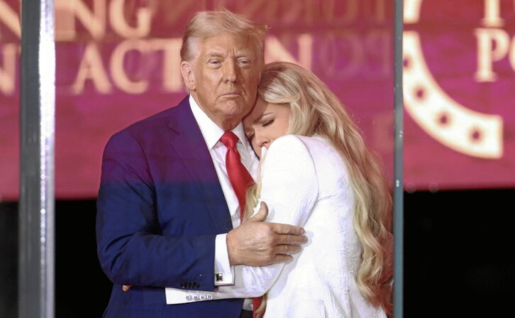 Trump abraza a la viuda de Kirk durante el homenaje tributado al ultra.