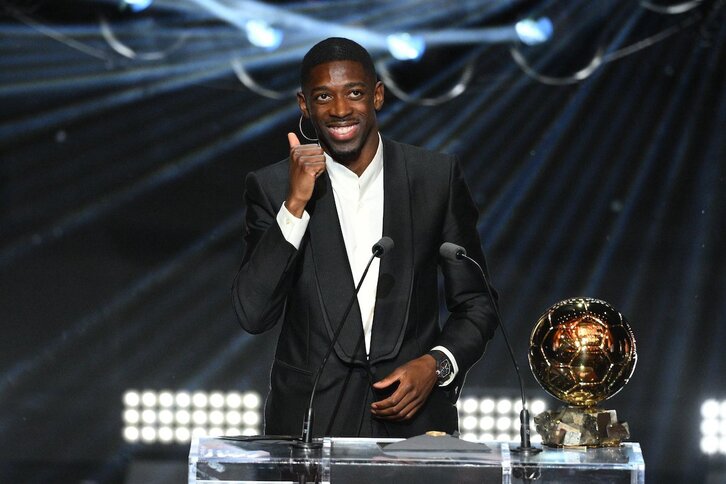 Ousmane Dembélé, feliz con su primer Balón de Oro.